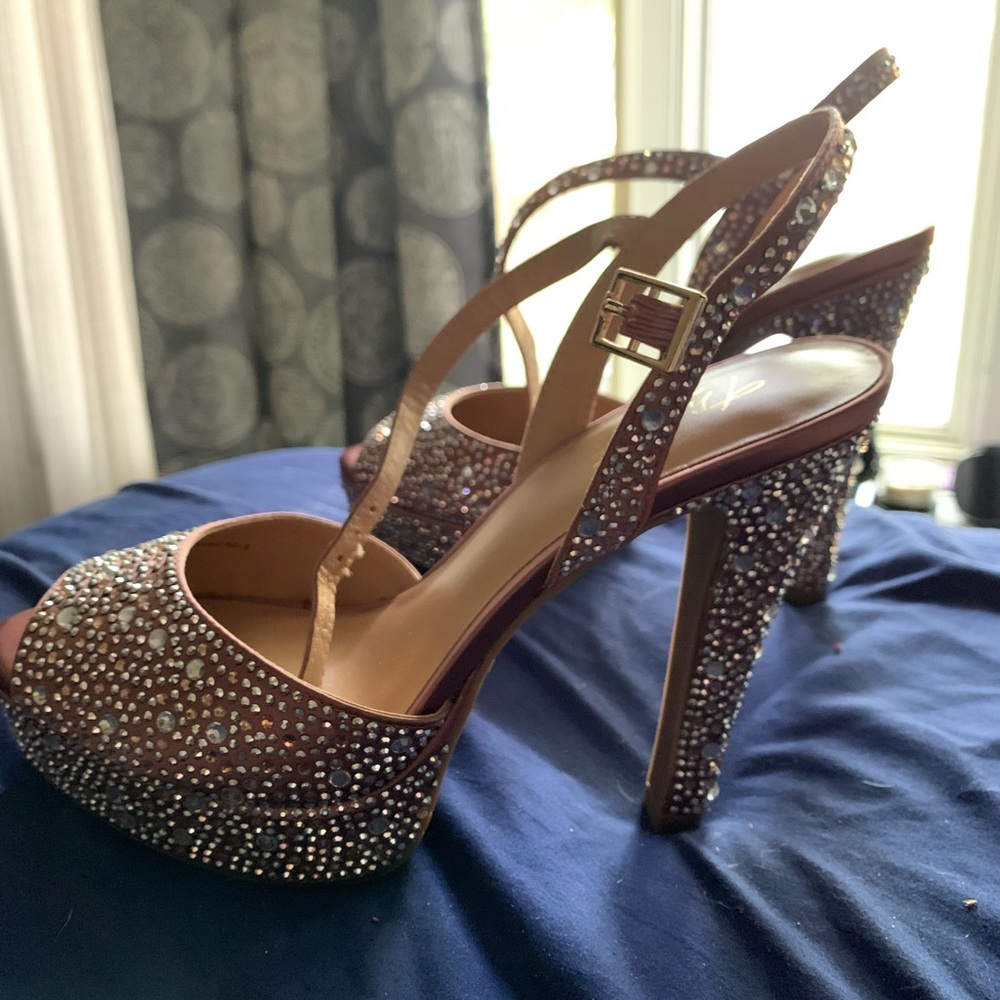 Brand new heels. Do not fit.